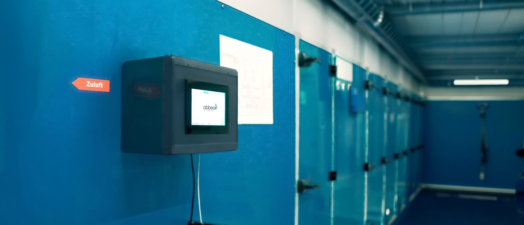 AQC26 montiert an einer Lüftungsanlage, Touch-Display mit abbeo-Startbildschirm