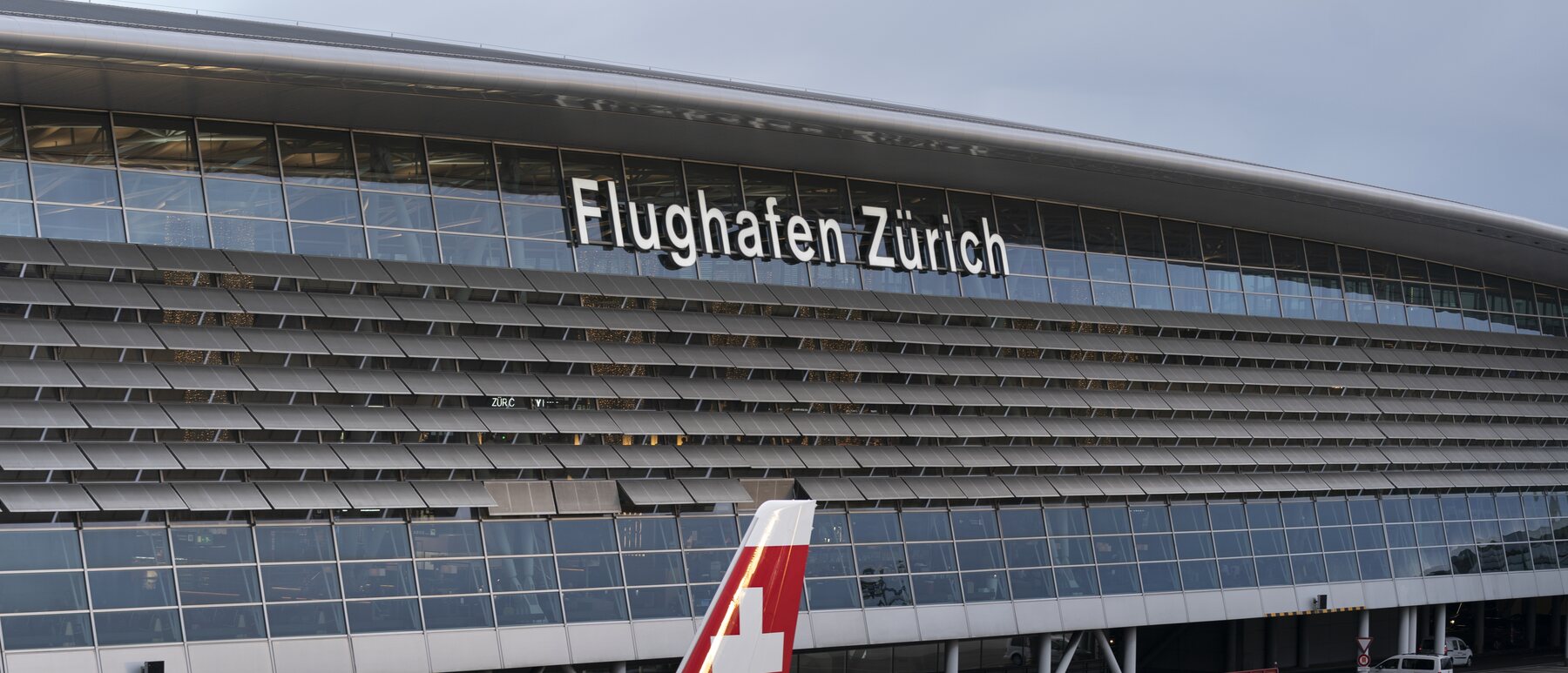 Terminal des Flughafens Zürich mit Flugzeug am Gate