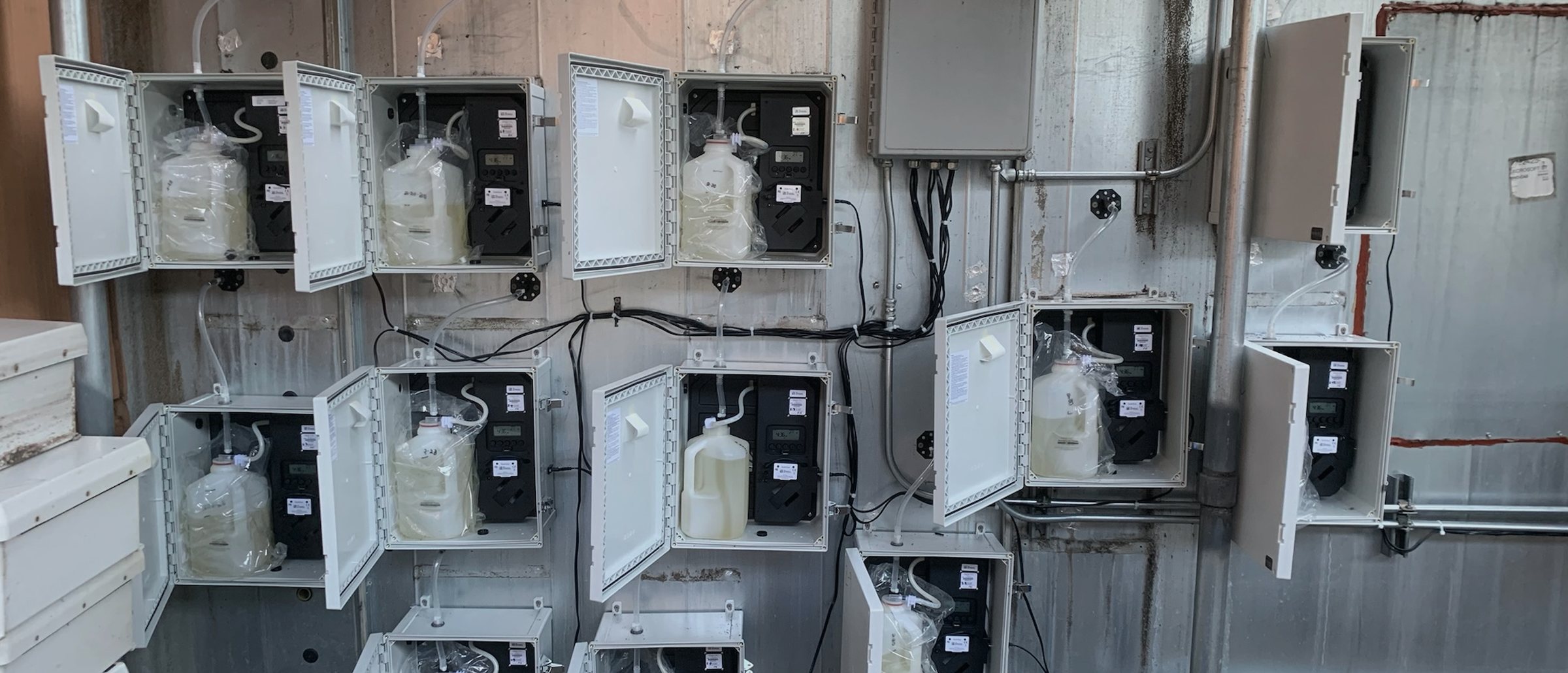 Mehrere MAX AirQ an der Wand einer Lüftungszentrale, in die Anlage integriert